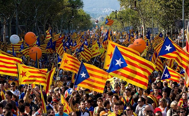 750 الف متظاهر في برشلونة يطالبون بالافراج عن المسؤولين الانفصاليين