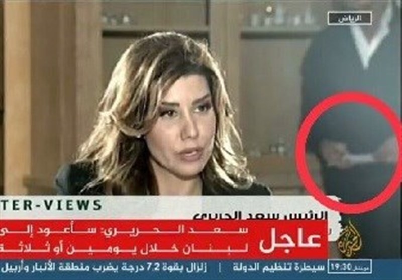فيديو / ارتباك الحريري في اللقاء التلفزيوني اثناء ظهور شخص يمسك بيده ورقة 