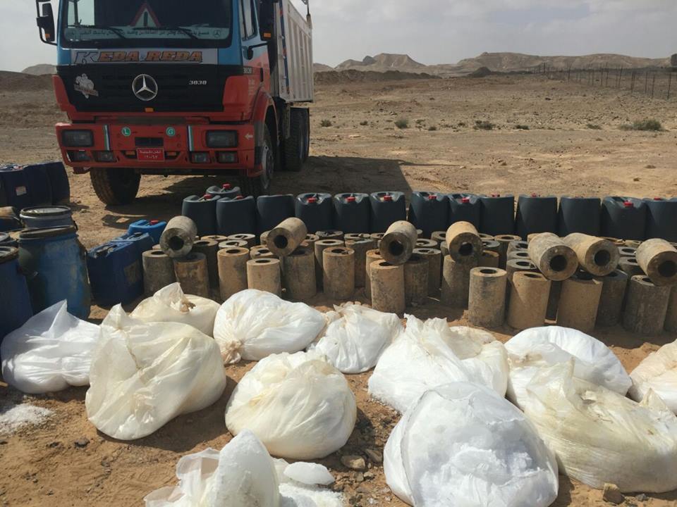 الجيش المصري يضبط متشددين وسيارات محملة بمواد لتصنيع متفجرات بسيناء