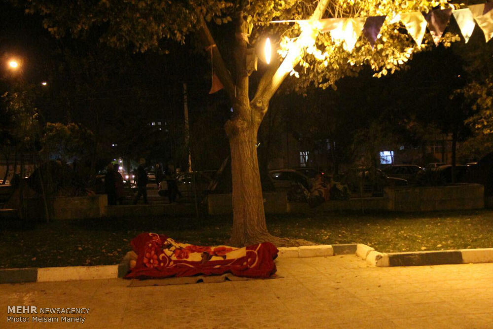 تصويري رپورٹ: ایران کے صوبے کرمانشاہ میں زلزلے کے بعد لوگ سڑکوں پر نکل آئے