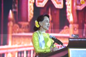ဆယ္စုႏွစ္ခ်ီ ထီးတည္းေနခဲ့ရသည့္ ျမန္မာႏုိင္ငံအတြက္ စိန္ေခၚမႈမ်ားစြာရွိဟု ေဒၚေအာင္ဆန္းစုၾကည္ေျပာ