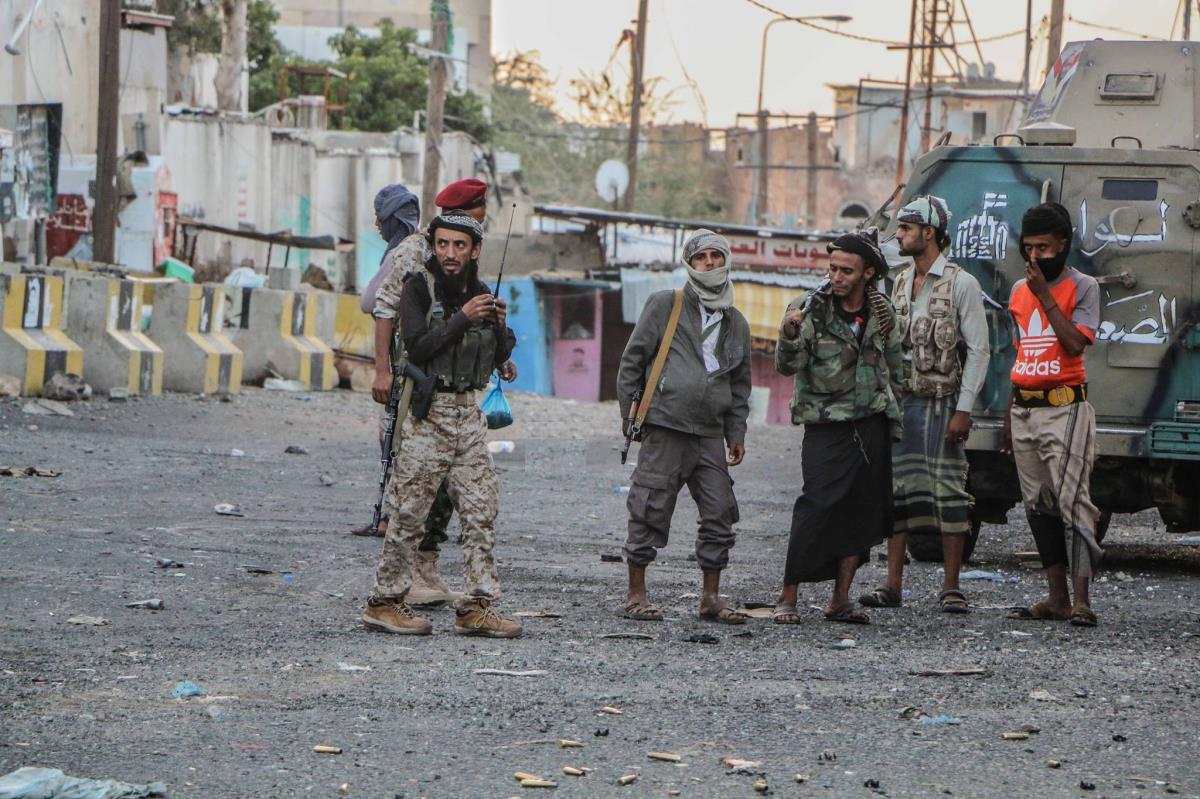 طيران العدوان يقصف مرتزقته في تعز