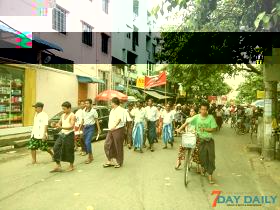  လိႈင္ၿမိဳ႕နယ္ ျပည္သူ႔လႊတ္ေတာ္အမတ္ကို ဒုတိယအႀကိမ္ ဆႏၵျပ လႊတ္ေတာ္ကိုယ္စားလွယ္အျဖစ္မွ ႏုတ္ထြက္ရန္ ထပ္မံဆႏၵျပမည္ဟုဆို