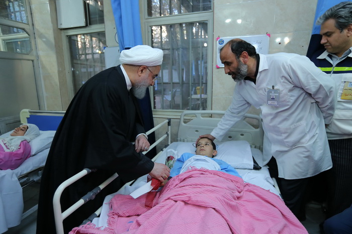 Pres. Rouhani visits earthquake victims, emphasises speeding up treatment process