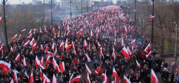 Rechte marschieren am Nationalfeiertag durch Warschau