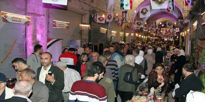 Des milliers d’Aleppins font le shopping au vieux souk d’Alep