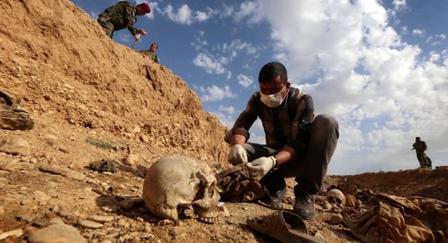 تقرير مصور/ الحشد الشعبي يعثر على مقبرة جماعية تضم رفات مدنيين اعدمهم داعش الوحشي