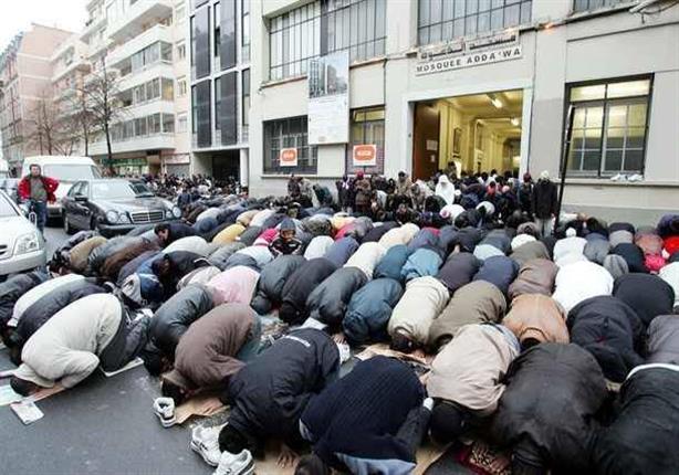 فرنسا تعرقل صلاة "المسلمين" بالشوارع