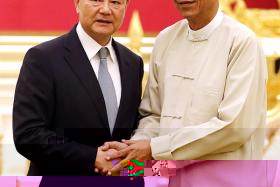  သမၼတ၊ အတုိင္ပင္ခံပုဂၢိဳလ္၊ တပ္ခ်ဳပ္တို႔ႏွင့္ တ႐ုတ္ႏုိင္ငံျခားေရးဝန္ႀကီးသီးျခားစီေတြ႕ဆံု ရခိုင္ျပည္နယ္ အက်ပ္အတည္းကုိ အဆင့္သံုးဆင