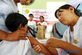  ဂ်ပန္ဦးေႏွာက္ေရာင္ကာကြယ္ေဆးထုိးႏွံရက္ ထပ္မံတိုးျမႇင့္ရန္ရွိ ေဆးထုိးရန္က်န္သည့္ကေလးငယ္မ်ားကို ဆရာဝန္ ေဆးစစ္ခ်က္ျဖင့္သာ ထုိးႏွံေ