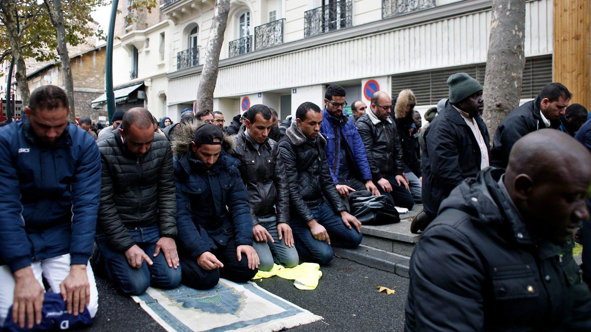 France to block Muslim street prayers in Paris suburb