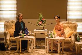 ေဒၚေအာင္ဆန္းစုၾကည္ႏွင့္ ဘဂၤါလီအေရးေဆြးေႏြးမႈမ်ားကို အားတက္မိဟု အီးယူထိပ္တန္းသံတမန္ေျပာၾကား ျမန္မာ့ဒီမိုကေရစီ ျပဳျပင္ေျပာင္းလဲေရး