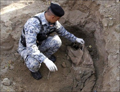 قوة امنية تعثر على مقبرة جماعية فيها جثث مدنيين اعدمهم داعش