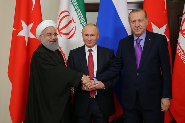 سوچی میں ایران، روس اور ترکی کے سہ فریقی سربراہی اجلاس کا آغاز+ تصاویر