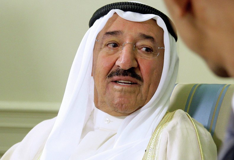 أمير الكويت يغادر المستشفى
