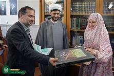    Eine Australierin wird im heiligen Schrein Imam Rezas zum Islam rechtgeleitet