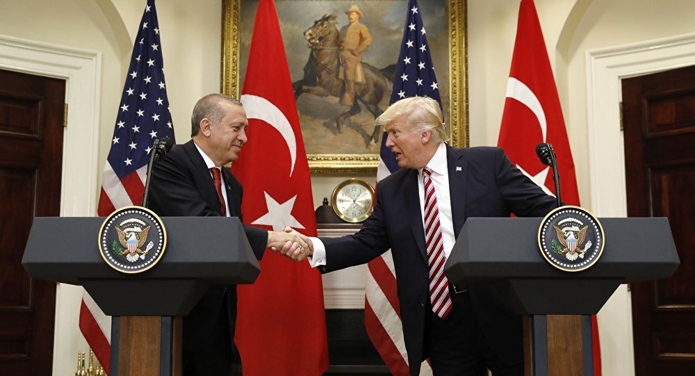 Trump diz a Erdogan que ordenou a interrupção do fornecimento de armas aos curdos sírios