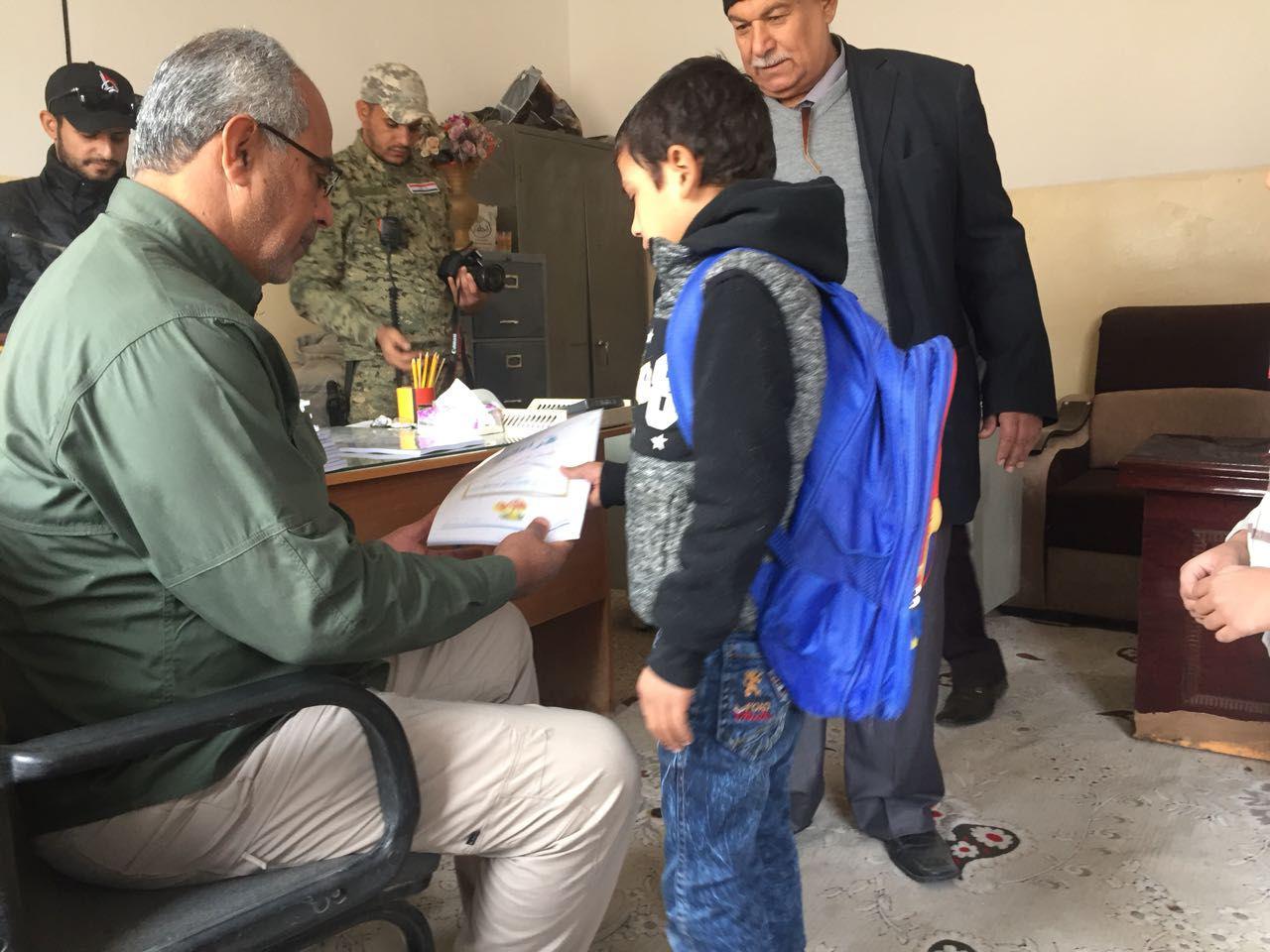 لواء علي الاكبر يوزع الكتب والمستلزمات المدرسية على الطلبة في بيجي +(صور)