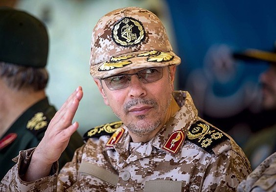 قائد اركان جيش ايران يزور المناطق المنكوبة بالزلزال