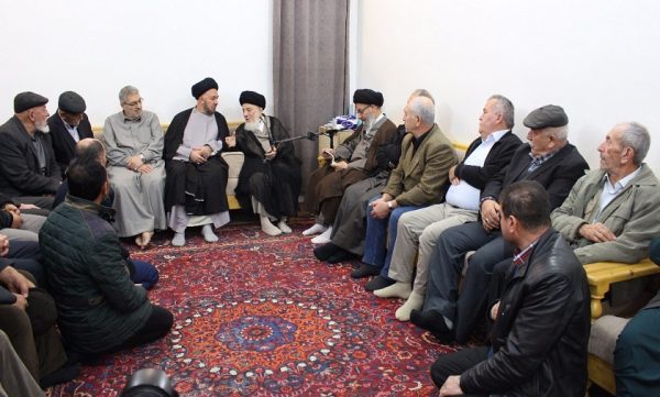 المرجع الحكيم يدعو إلى الاقتداء بسيرة أهل البيت (ع) والتعارف والتواد بين مختلف الجنسيات