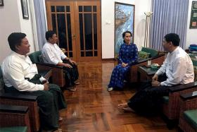 ေဒၚေအာင္ဆန္းစုၾကည္ႏွင့္ ၈၈ ၿငိမ္းပြင့္အဖြဲ႕ဝင္အခ်ိဳ႕ ေတြ႕ဆံုစဥ္ ၿငိမ္းခ်မ္းေရးကိစၥ အဓိကေဆြးေႏြး