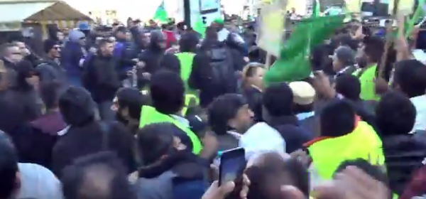 Fußball-Hooligans attackieren Muslime