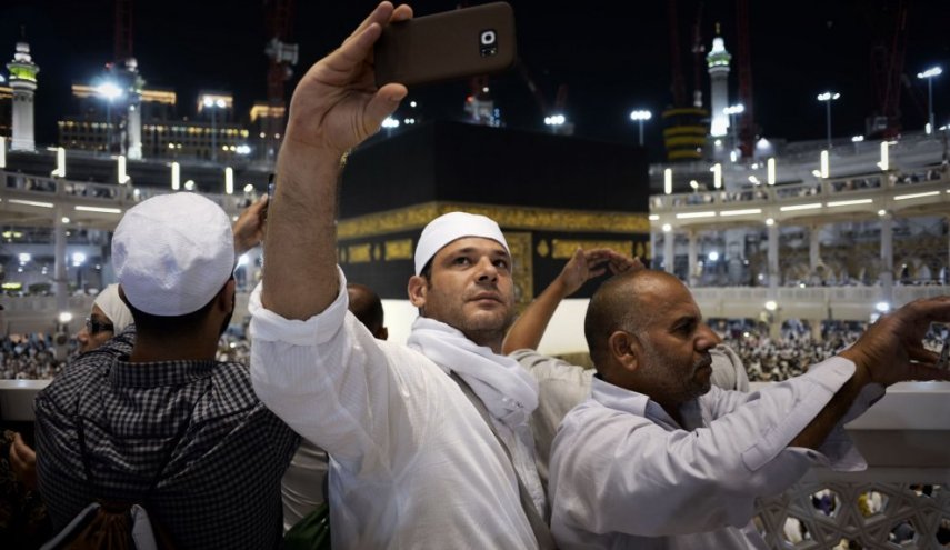 Saudi Arabia bans selfies at Islam's two holiest sites