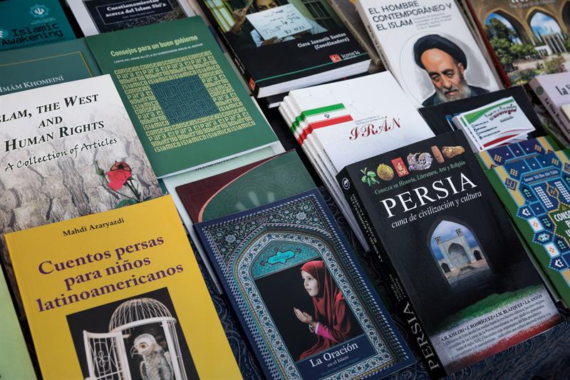 Agregado Cultural de la República Islámica en Venezuela Presentó Varios Libros Islámicos en la XIII Feria del Libro de Caracas