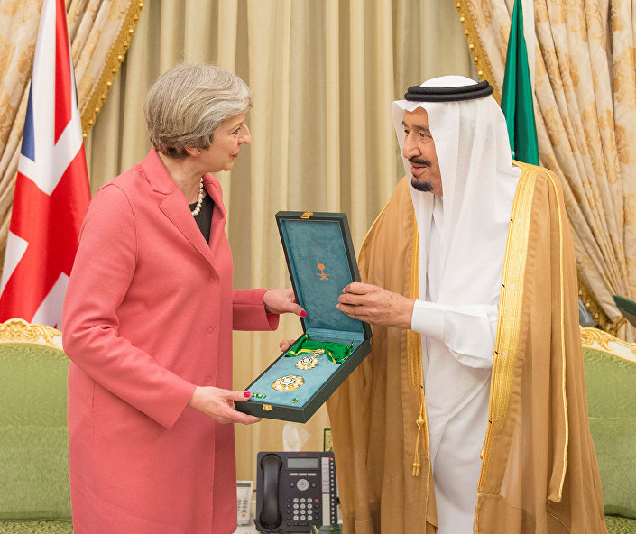 تيريزا مي في السعودية لإبرام المزيد من عقود بيع الأسلحة