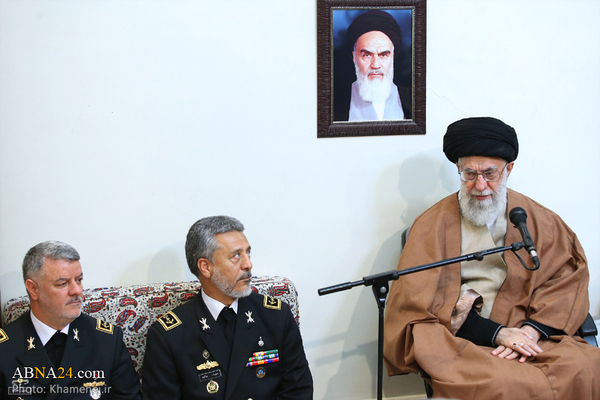 Der geehrte Ayatollah Khameneie beim Empfang der iranischen Marineoffiziere
