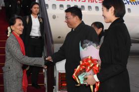 တ႐ုတ္အစိုးရ၏အထူးဧည့္သည္ေတာ္အျဖစ္ ေဒၚေအာင္ဆန္းစုၾကည္ တ႐ုတ္သို႔သြားေရာက္ အတိုင္ပင္ခံပုဂၢိဳလ္ခရီးစဥ္အျဖစ္ သြားေရာက္ျခင္းဟု ဦးေဇာ္ေ
