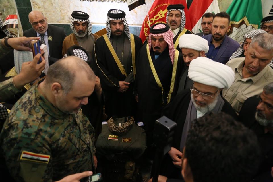 أسرة الشهيد ابو تحسين الصالحي تهدي سلاح القناص الخاص به لمتحف الإمام الحسين (ع)+(صور)