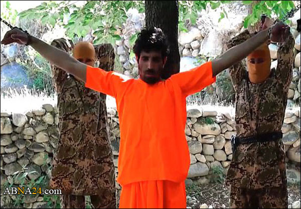 فيديو/ أطفال "داعش" يذبحون رجلا بعد قطع ذراعيه +18