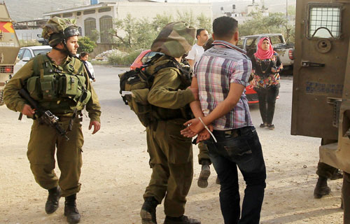 الاحتلال يعتقل أمين سر حركة فتح في القدس و7 أخرين بالضفة