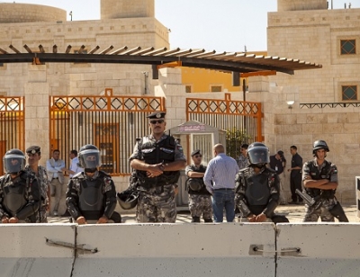 السفارة الأميركية بالأردن تعلق خدماتها وتحذر رعاياها 
