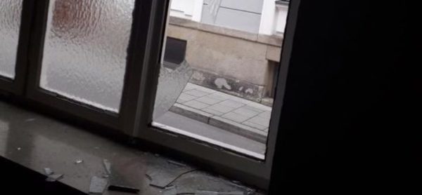 Scheibe einer Moschee mit Steinen beworfen