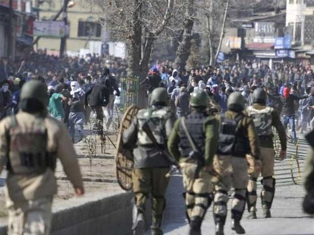 کشمیر میں ہندوستانی فورسز اور علیحدگی پسندوں میں جھڑپ کے دوران ایک خاتون سمیت 6 افراد جاں بحق