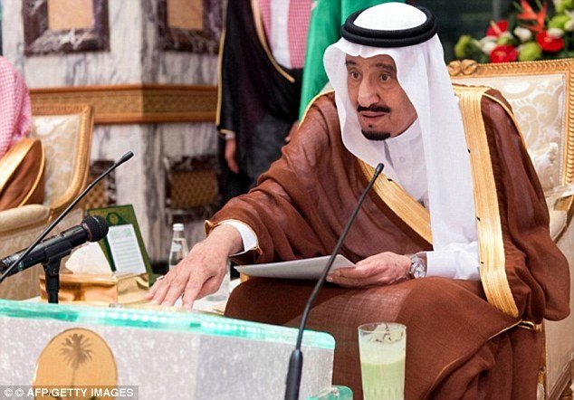 فلسطینیوں نے سعودی عرب کے بادشاہ اور ولیعہد کی تصویروں کو آگ لگا کر پاؤں تلے رگڑ دیا