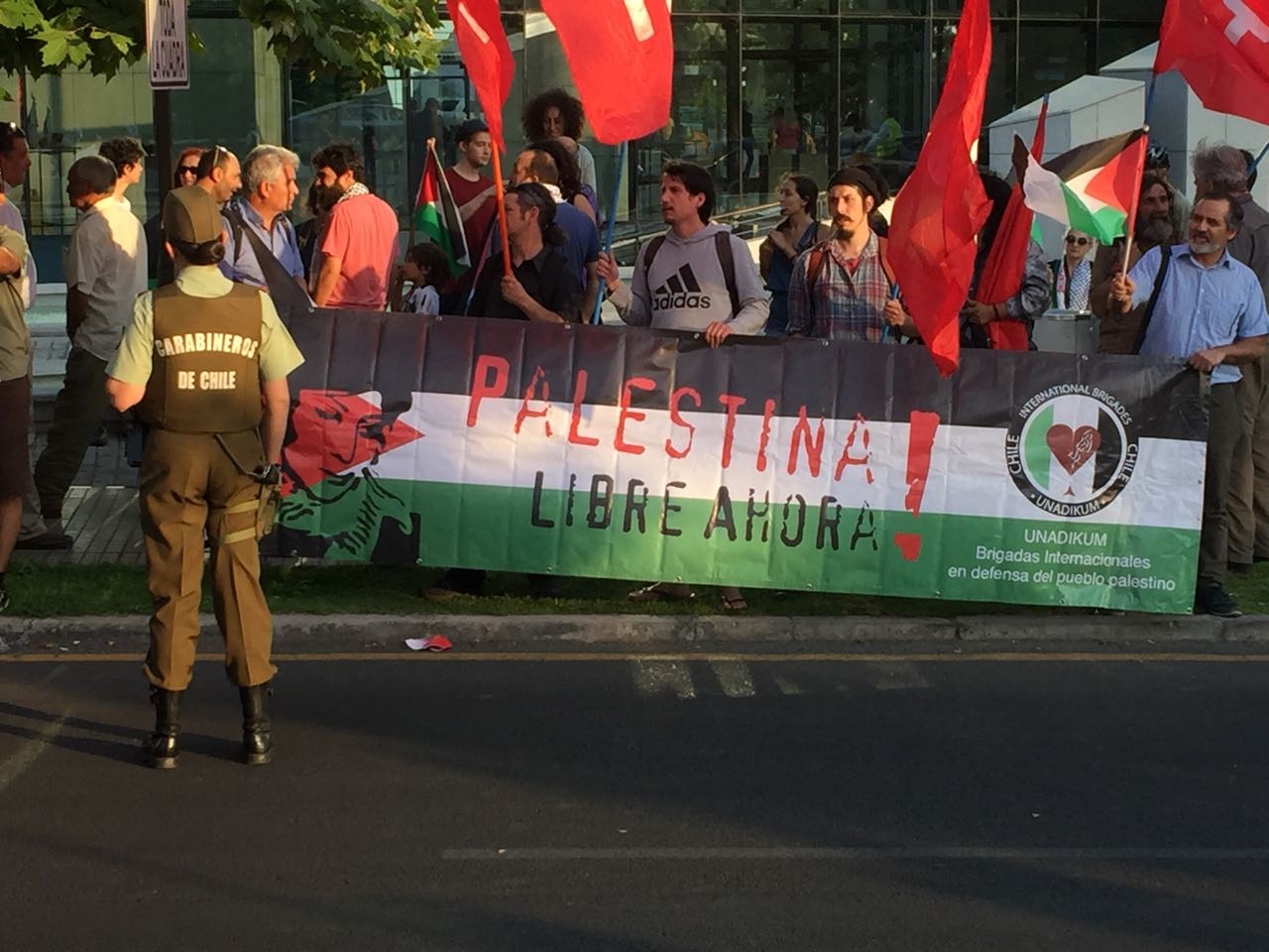 Manifestaciones en el frontis de las Embajadas estadounidenses e israelí en Chile