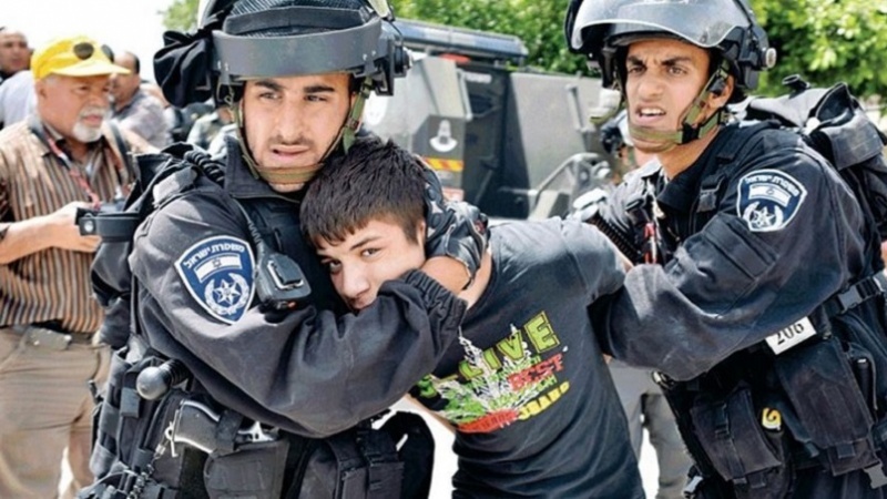 اسرائیلی فوجیوں کے ہاتھوں فلسطینی بچے تشدد کے نشانے پر