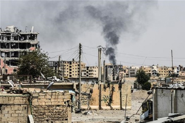 アメリカ軍の攻撃により、シリア東部で民間人数十名が死傷