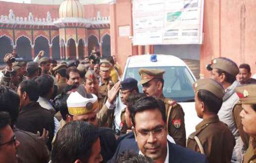उर्दू में शपथ लेने पर गुंडों ने कर दी सभासद की पिटाई।