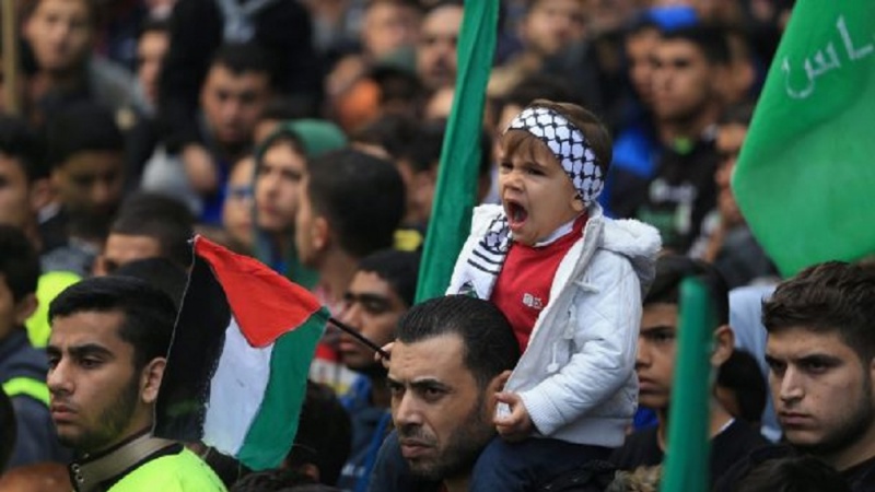 صہیونی فوجیوں کی فلسطینی جوانوں پر براہ راست فائرنگ، ایک جوان شہید دسیوں زخمی