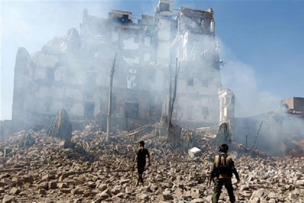 サウジアラビアの戦闘機が、新たにイエメンを空爆し、民間人５０人以上が死亡