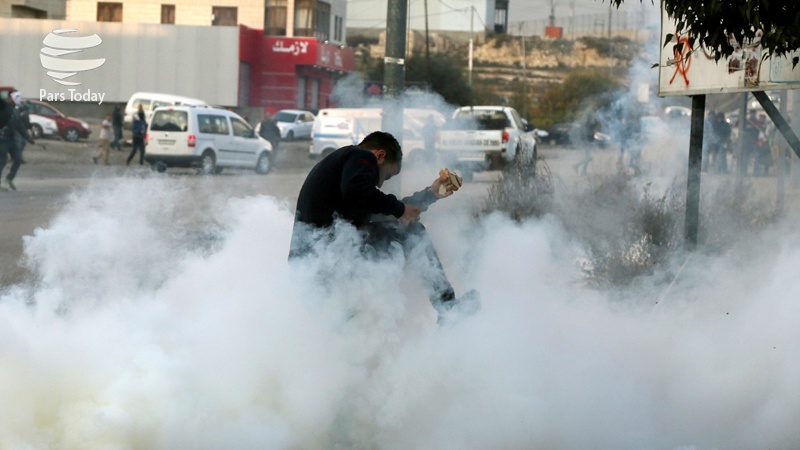 اسرائیلی فوجیوں کا فلسطینیوں کے خلاف زہریلی آنسو گیس کا استعمال
