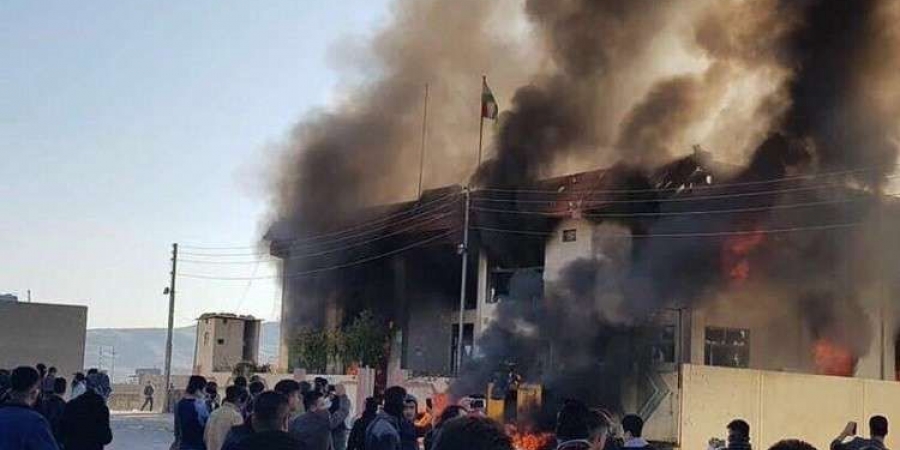 متظاهرون غاضبون يضرمون النار في مقرات لأحزاب سياسية في السليمانية