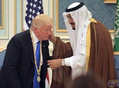 السعودية تتوعد باتخاذ إجراءات بعد رفع جزائريين لافتة اعتبرت الملك سلمان وترامب “وجهين لعملة واحدة”+ (صورة)