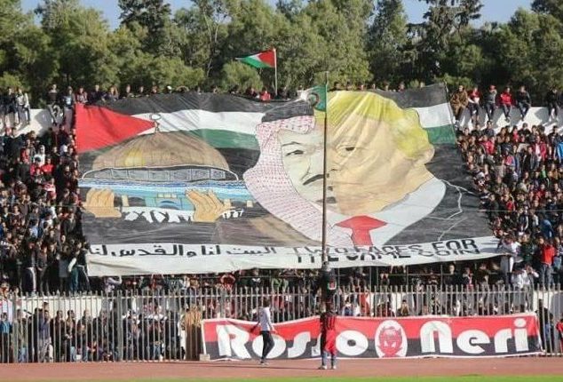الجزائر تكشف نتيجة التحقيقات حول رفع لافتة مسيئة للملک السعودي