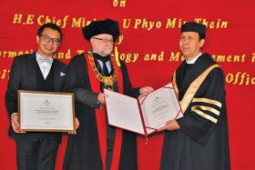 ရန္ကုန္တိုင္းဝန္ႀကီးခ်ဳပ္အား ပိုလန္ႏုိင္ငံတကၠသိုလ္က စီးပြားစီမံဂုဏ္ထူးေဆာင္ပါရဂူဘြဲ႕ ေပးအပ္