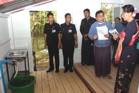 ေဒၚခင္ၾကည္ေဖာင္ေဒးရွင္းက ခံုတိုင္(ၿမိဳ) ရြာတြင္ ေက်းလက္ေနအိမ္ ၃၀ ေဆာက္လုပ္လွဴဒါန္းမည္ အိမ္ပံုစံနမူနာကို ေဒၚေအာင္ဆန္းစုၾကည္က ၾကည္